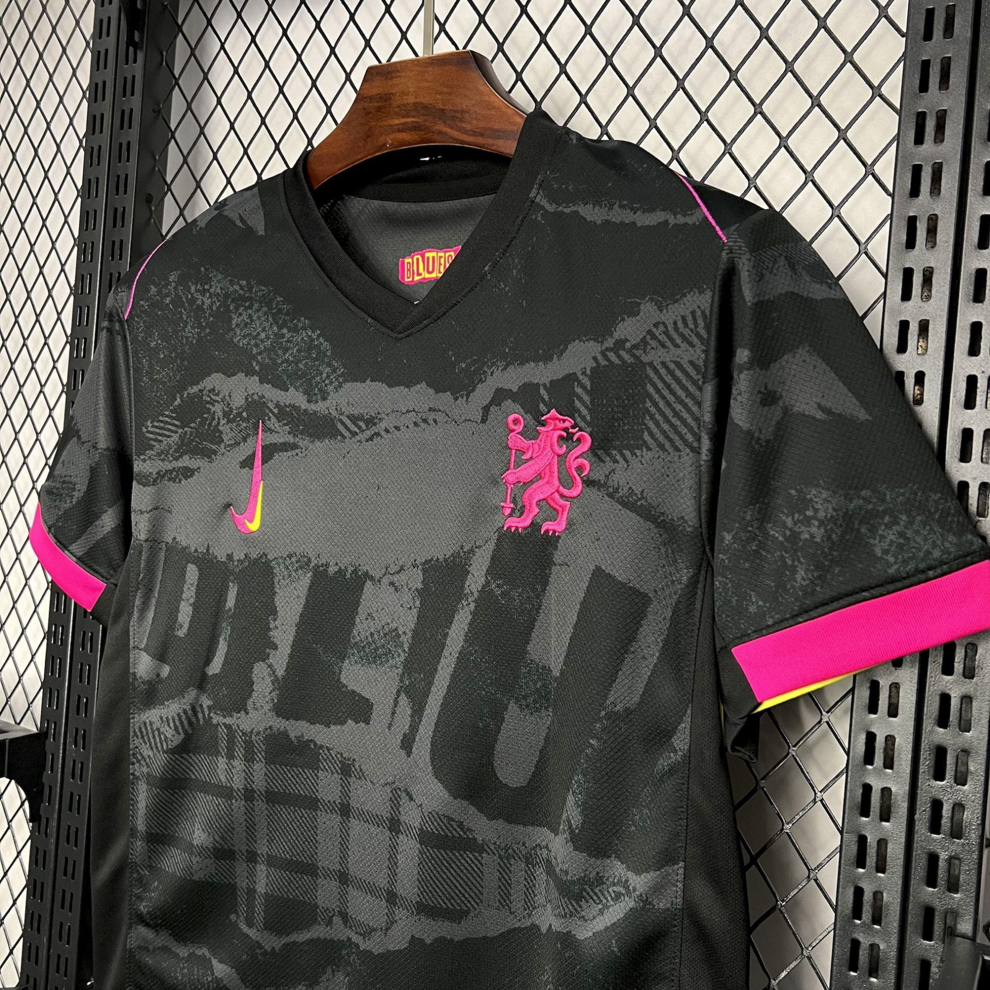 Chelsea Neon Lion Kit